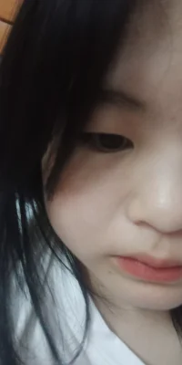 女，16歲，現在一點都不想說話，我好困好想睡覺，但是睡不著，朋友叫我我總是半天才回過神回應他，好煩哦，想找個人聊聊，但是看看好友，算了，不想跟他們聊心里話，憋在心里好難受，本來是雙眼皮的，現在哭多了眼睛都腫了好多配圖