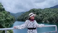 南宋理学家朱熹曾言：“少年易老学难成，一寸光阴不可轻。”这是朱熹劝人向学的箴言，而历经几百年之后的现在，这句话依然值得借鉴。朱熹用他的经验告诉我们一人生易老，学问难成，时光永远“不可轻”。其实，人生无论哪个阶段都需要成长的过程。
成长，它并非单纯意义上的长大成人，而是指我们不断走向成熟、摆脱稚嫩的过程。简而言之，所谓成长就是让我们自身不断变得更好、更强、更成熟的一个蜕变过程。每个人的人生路都难免有波折，然而只要时有清风拂面的美好，偶尔可闻花开的声响，那么便不虚此生，青春的迷茫也终将随风而逝。
愿我们终将能成长为自己喜欢的模样。配图