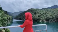 年龄只是数字，每一天都是一个新的开始
每个人都会变老，苍老的是年华，却苍老不了灵魂。心若不老，人便永远年轻。
随着岁月的沉淀，内心逐渐丰盈成熟，我们只会变得更好，更加知性与稳重。年龄的增长，于我们不过就是一程又一程的蜕变。少了稚嫩的处世，少了年少的轻狂，少了无知的浮躁，也少了毕露的锋芒。岁月的雕琢，使生命更完美地呈现，绽放出最耀眼的光芒。
年龄只是一个数字，别让数字捆绑了人生。不要因为脸上多了几许岁月的痕迹，就垂头丧气，觉得自己老了就不中用了。若是自己给自己下了不中用的定论，那么你就容易变得真的不中用。其实只要健康依旧，对生活的热情依旧，几条皱纹几根白发，又能阻挡得了什么。
梦想依然在心中，激情依然在燃烧，心中的许多想法，因着岁月的沉淀，反而更加成熟周全，想做什么就大胆去做，想去哪里就勇敢的走起。
只要你不觉得自己老，你就永远能活出青春的模样。我们无法避免老去，但依然可以活出精彩的自我，忘记年龄，快乐到老，也精致到老。配图