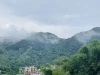 用科学的方法缓解压力，不逃避，不消极
面对生活中的各种压力，人们会采取不同的方式进行缓解。需要注意的是，有些减压方式看起来当时能够舒缓心情，但弊大于利，是不健康的减压方式。例如，吸烟、饮酒、过度购物、沉迷游戏等方式。
虽然当时可能带来心情的缓解，但是也会带来更多的身心健康和生活适应的问题。通过学习科学有效的减压方式可以更好的应对压力，维护心身健康。
第一，调整自己的想法。找出导致不良情绪的消极想法；根据客观现实，减少偏激歪曲的认识。
第二，积极寻求人际支持。选择合适的倾诉对象，获得情感支持和实际支持。
第三，保持健康的生活方式。采用适量运动和健康的兴趣爱好等方式调节情绪。判断什么是科学的减压方式，主要是看这种方式是否有利于更好的应对现实问题，是否有利于长远的心身健康。配图