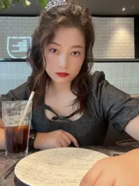 周末化了个妆，美美哒过生日。
今年没出去玩，只是和家人一起吃饭。买了iPhone送给妈妈，她很高兴。
新的一岁希望能陪伴更多的人，倾听你们的开心和烦恼。配图