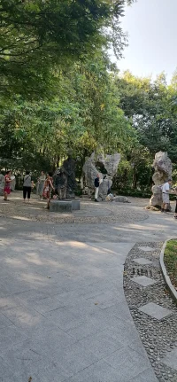 学点哲学还是有用的，可以用来指导自己，比如学会一分为二，看问题不要那么绝对，用发展的眼光看问题，从历史的角度诠释问题