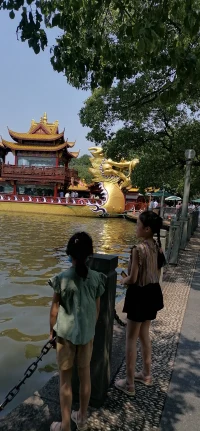 爱的本质是什么？爱是分阶段的，好奇，好感，吸引，认同，信任，拥有，奉献。真正的爱，吸引，信任和奉献不可或缺