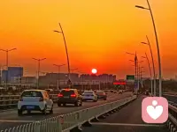 落日余暉映晚霞，
一抹夕陽美如畫。配圖