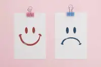 什么是情緒管理
情緒管理指的是通過對自己情緒的察覺和調節，已實現對自身情緒的把握。情緒管理不是消除或者控制情緒。
情緒管理是讓情緒得到適度的表達。
通過情緒管理，我們雖然無法消除消極情緒，但是可以減少消極情緒對我們的消極影響。配圖