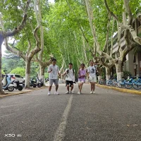 在很多文化中，男性常常被期待扮演经济提供者的角色。这种观点来自于传统的性别角色分工，即男性在家庭中的主要责任是赚钱养家，而女性的主要责任是照顾家庭和孩子。随着社会的变化和性别平等观念的推广，这种角色分工越来越被挑战和重构。配图