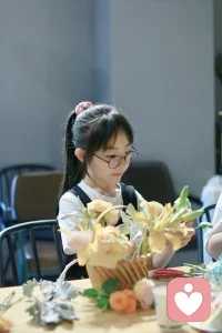 每個做母親的人都需要從與孩子之間的深刻鏈接開始，逐漸地嘗試主動分離。如果母親與孩子始終保持著不分離的狀態(tài)，孩子就無法長大，無法形成自己的人格，這些都將影響孩子的自立。配圖