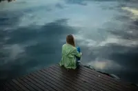 左颜【心-身-灵疗愈】抑郁和焦虑有什么区别吗？抑郁和焦虑会同时出现在患者的身上。需要根据每个症状的严重程度来判断。一般来说抑郁可能会比焦虑对患者身体的影响更大，因为患者会有一些更为消极的想法。但是焦虑会让患者处在一个十分不安的状态下。我们每次看到网上的一些关于心理疾病症状的信息时，会将自己的症状对号入座。但是有的时候，心理疾病的症状都会有重叠的部分。　那么对于最常见的抑郁症和焦虑症来说，他们有什么区别呢？我们先来看一下这两种心理疾病的特征：抑郁症[囧][囧]　生理上，抑郁症患者会表现出喉咙有异物、时常感到乏力、胸闷呼吸困难、肠胃不适，头部、腰部、背部会经常的疼痛。心理上，抑郁症患者会经常心情低落，反应迟缓，失去兴趣，不愿意与人交往，会对未来感到没有希望，严重的患者会有轻生的想法。　　配图