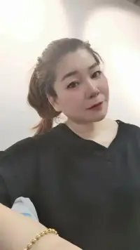 团体咨询简介：团体咨询(groupcounseling)，也称为团体心理咨询，是在团体情境下进行的一种心理咨询形式。 它是通过团体内的人际交互作用，促使个体在交往中通过观察、学习、体验，认识自我、探讨自我、接纳自我，调整改善与他人的关系，学习新的态度与行为方式，以发展良好适应的助人过程。 区别于一对一的个体咨询，团体咨询有诸多优点： a.服务人数多，费用低我国心理咨询师的数量不能满足大众日益增长的心理需求，但团体心理咨询可以一对多，且每个参与者所需承担的费用较低，易于被接受； b.咨询效果好 一个团体就是一个小型社会、小型人际交往圈，在关系中参与者得到了情绪调整和行为矫正，这种效果也会被带出咨询室，延续至真正的社会生活中； 对于关系和人际交往问题，团体咨询的效果显著； c. 应用领域众多 团体按照功能划分，有成长性的，教育性的和治疗性；如戒烟戒毒、病友互助、心灵成长小组、企业素质拓展、企业EAP体等，均是团体在各行各业领域的应用。 樊富珉老师曾说：“作为一名心理咨询师或心理治疗师，掌握团体咨询的技能就像掌握个体咨询的技能一样，是基本的、必需的、必要的、必备的。” 美国著名的心理学大师欧文·亚隆也推荐大家学习团体： “我特别鼓励大家去学习团体治疗，既可以帮助来访者解决深层次的问题，也可以帮助治疗师处在一种非常健康的和有建设性的环境之中。”配图