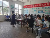 团体咨询简介：团体咨询(groupcounseling)，也称为团体心理咨询，是在团体情境下进行的一种心理咨询形式。 它是通过团体内的人际交互作用，促使个体在交往中通过观察、学习、体验，认识自我、探讨自我、接纳自我，调整改善与他人的关系，学习新的态度与行为方式，以发展良好适应的助人过程。 区别于一对一的个体咨询，团体咨询有诸多优点： a.服务人数多，费用低我国心理咨询师的数量不能满足大众日益增长的心理需求，但团体心理咨询可以一对多，且每个参与者所需承担的费用较低，易于被接受； b.咨询效果好 一个团体就是一个小型社会、小型人际交往圈，在关系中参与者得到了情绪调整和行为矫正，这种效果也会被带出咨询室，延续至真正的社会生活中； 对于关系和人际交往问题，团体咨询的效果显著； c. 应用领域众多 团体按照功能划分，有成长性的，教育性的和治疗性；如戒烟戒毒、病友互助、心灵成长小组、企业素质拓展、企业EAP体等，均是团体在各行各业领域的应用。 樊富珉老师曾说：“作为一名心理咨询师或心理治疗师，掌握团体咨询的技能就像掌握个体咨询的技能一样，是基本的、必需的、必要的、必备的。” 美国著名的心理学大师欧文·亚隆也推荐大家学习团体： “我特别鼓励大家去学习团体治疗，既可以帮助来访者解决深层次的问题，也可以帮助治疗师处在一种非常健康的和有建设性的环境之中。”配图