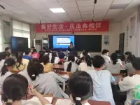团体咨询简介：团体咨询(groupcounseling)，也称为团体心理咨询，是在团体情境下进行的一种心理咨询形式。 它是通过团体内的人际交互作用，促使个体在交往中通过观察、学习、体验，认识自我、探讨自我、接纳自我，调整改善与他人的关系，学习新的态度与行为方式，以发展良好适应的助人过程。 区别于一对一的个体咨询，团体咨询有诸多优点： a.服务人数多，费用低我国心理咨询师的数量不能满足大众日益增长的心理需求，但团体心理咨询可以一对多，且每个参与者所需承担的费用较低，易于被接受； b.咨询效果好 一个团体就是一个小型社会、小型人际交往圈，在关系中参与者得到了情绪调整和行为矫正，这种效果也会被带出咨询室，延续至真正的社会生活中； 对于关系和人际交往问题，团体咨询的效果显著； c. 应用领域众多 团体按照功能划分，有成长性的，教育性的和治疗性；如戒烟戒毒、病友互助、心灵成长小组、企业素质拓展、企业EAP体等，均是团体在各行各业领域的应用。 樊富珉老师曾说：“作为一名心理咨询师或心理治疗师，掌握团体咨询的技能就像掌握个体咨询的技能一样，是基本的、必需的、必要的、必备的。” 美国著名的心理学大师欧文·亚隆也推荐大家学习团体： “我特别鼓励大家去学习团体治疗，既可以帮助来访者解决深层次的问题，也可以帮助治疗师处在一种非常健康的和有建设性的环境之中。”配图
