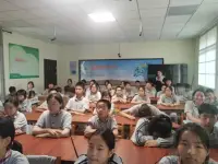 团体咨询简介：团体咨询(groupcounseling)，也称为团体心理咨询，是在团体情境下进行的一种心理咨询形式。 它是通过团体内的人际交互作用，促使个体在交往中通过观察、学习、体验，认识自我、探讨自我、接纳自我，调整改善与他人的关系，学习新的态度与行为方式，以发展良好适应的助人过程。 区别于一对一的个体咨询，团体咨询有诸多优点： a.服务人数多，费用低我国心理咨询师的数量不能满足大众日益增长的心理需求，但团体心理咨询可以一对多，且每个参与者所需承担的费用较低，易于被接受； b.咨询效果好 一个团体就是一个小型社会、小型人际交往圈，在关系中参与者得到了情绪调整和行为矫正，这种效果也会被带出咨询室，延续至真正的社会生活中； 对于关系和人际交往问题，团体咨询的效果显著； c. 应用领域众多 团体按照功能划分，有成长性的，教育性的和治疗性；如戒烟戒毒、病友互助、心灵成长小组、企业素质拓展、企业EAP体等，均是团体在各行各业领域的应用。 樊富珉老师曾说：“作为一名心理咨询师或心理治疗师，掌握团体咨询的技能就像掌握个体咨询的技能一样，是基本的、必需的、必要的、必备的。” 美国著名的心理学大师欧文·亚隆也推荐大家学习团体： “我特别鼓励大家去学习团体治疗，既可以帮助来访者解决深层次的问题，也可以帮助治疗师处在一种非常健康的和有建设性的环境之中。”配图