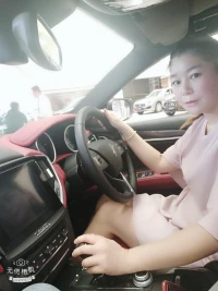 心理咨询是由心理咨询师运用心理学的方法，对存在心理困扰并企图寻求帮助的来访者进行心理援助的过程。心理咨询师，指具备专业心理咨询知识，受过专业训练，具备相应职业资格的人群。其工作形式一般为通过谈话形式，协助来访者解决心理困扰。来访者，指在生活、工作、婚姻、学习等方面存在心理困扰的正常人群，此困扰一般已明显影响到了其工作和生活，来访者无力自行解决，从而主动求助。 心理咨询师是一个助人自助，又是一个专业而又严肃的职业。成为一名合适的心理咨询师，首先要学习专业的心理学知识，同时，在学习中不断进行自我觉察与反思，是成长的第一步。也就是说，个人成长，是成为心理咨询师的必修课。咨询师的个人成长，决定了你的来访者能走多远。个人成长的途径有多种，可以通过读书、听课自我反省，也可以通过做个人心理咨询体验去达到，还可以通过体验式团体活动或沙龙来成长。而做个体心理咨询，是最直接最高效的方式。在精神分析等个别流派，成熟心理咨询师招募要求的个人体验时数至少是100次以上。只有经过个人深入的咨询体验，体验到作为来访者本人其中的深层改变，我们才有能力在将来更好地帮助到我们的来访者配图