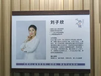青春期心理健康讲座：认识现在的自己心怀心理咨询室刘子欣青春期是指一个人从童年向成年过渡的时期，世界卫生组织规定的青春期年龄范围为10—19岁，它不仅是身体发育，同时也是心理成长的人生关键时期。伴随着青春期生理的变化，青少年的心理也同时发生了相应的变化，如：认识到自已不再是小孩子了，喜欢独立行事，喜欢交友往来，对异性产生好奇和好感等等。这时的少男少女，往往开始憧憬着新的生命历程，充满幻想的内心世界也常常与来自现实的外部环境发生各种矛盾冲突，面临着人生许许多多的疑问和困惑。正处在告别童年、开始步入青春期的中学生，怎样顺利度过青春期而健康成长，这是在座的每个人都必需认真对待的问题。为此，我们特组织了这次讲座，希望能对大家有所帮助。在青春期里，一个人的心理会发生许多的变化，特别是进入高中阶段后，开始逐渐形成了自己的内心世界。这个时候，一个人的活动能力、智力、社会需求、创造力、超常行为、特征行为等心理发展的六大高峰都强烈地表现出来。这一时期的我们思维敏捷、感情丰富、富于理想、进取心强，可以说是一生中心理发育最活跃的阶段。下面我们就一起来看一下青春期的心理变化主要有都有哪些表现:变化，特别是进入高中阶段后，开始逐渐形成了自己的内心世界。这个时候，一个人的活动能力、智力、社会需求、创造力、超常行为、特征行为等心理发展的六大高峰都强烈地表现出来。这一时期的我们思维敏捷、感情丰富、富于理想、进取心强，可以说是一生中心理发育最活跃的阶段。下面我们就一起来看一下青春期的心理变化主要有都有哪些表现:一、独立意识增强应该说在青春期里，青少年独立意识的发展是很快的，并且开始逐渐摆脱儿童时期对老师和家长的依赖，逐渐意识到了自己的存在和不可替代，产生了较强的自尊心。在主观上感到自己已经长大了，有了一定的能力，不愿意象小时候那样事事被人照顾、监护，更不愿意别人过多地干涉自己，并常常模仿成人的行为，出现了自我表现意识。他们不再把心里话完全告诉父母，往往喜欢把自己的内心世界隐藏起来，总希望大人们用平等的态度对待自己。请问同学们是不是这样？那么请问你们现在可能完全独立吗？从客观上来讲，我们现在不论是学习还是生活，都需要老师、家长等大人们的帮助，还不能脱离对家庭、学校的依赖关系。实际上，我们有时候自己也会发现自己的思想、行为还带有许多的的孩子气，你们说是不是呢？配图