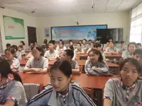 青春期青春期心理健康讲座：：认识现在的我心怀心理咨询室刘子欣三、认识能力不足由于青春期刚刚是从天真浪烂漫的儿童时代发展过来，所以虽然我们现在独立意向发展很快，但感性认识和理性认识的能力还是比较低的。特别是我们还不曾踏入过社会，在认识问题上，常常表现出直观性（一一般爱看表面现象）、易感性（容易跟着感觉走）和被动性（容易受到他人的影响）等特点。在处理问题时，往往比较简单、片面、主观随意性强。思想上也容易受外界事物影响，做出轻率而又不完整的判断，或者采取一些幼稚的不成熟举动。配图