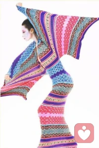 發(fā)和諧的人際關系的前提是與自己的關系。當我們愛上我們自己的時候，我們就能與任何的人的關系處于和諧，和睦的狀態(tài)，我們對待別人的方式就是我們經(jīng)常對待自己的方式，我們給到別人的東西總是自己有的，沒有的東西也無法給到別人，因此要想人際關系好起來，首要做的就是要愛上自己，要千萬倍的愛上自己，愛到極致，就會愛滿自溢。配圖