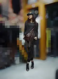 心理學上著名的“烏鴉定律”意思就是說一個人不正視自己的不足，不改變缺點，問題就會一直困擾自己，世界給我們兩只眼睛，一只眼睛看外面的世界，留一只眼睛在心底，不斷檢視反省自己，完善自己，那才是我們一生的必修課！配圖