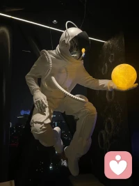 與其抱怨黑暗，不如學(xué)著擁抱光明配圖