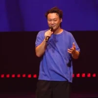 一個《相信你的人》
?暖暖看你，不同於人們的眼神
當你懷抱傷痕朝夢想狂奔，
她會心疼也為你興奮……
?無所求的給予，所以不覺得犧牲
最無聲的關懷，?感情也最濃烈和深沉
你的腦海裡有許多美景……
?我放下自己也想聽仔細配圖