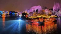 一邊銘記一邊創(chuàng)創(chuàng)造吧，瞬間和永恒有著相互轉(zhuǎn)化的魅力。去買菜做飯、散步遛狗，用愛將日常裡持續(xù)的瞬間定格為閃亮的永恒；去溝通交流、理解寬容，把心結(jié)解開，使仿佛永恒的恨融化成放下的瞬間。
人生短暫又漫長，生活單調(diào)也多彩，不妨試著打撈和捕捉更多瞬間，在那裡，我們可以書寫并盛放一生的豐盈。配圖