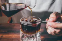 清晨感悟：不再與人攀比，就會讓自己每天輕松快樂起來，比退休金多少、比職位高低、比房子大小，什么都比，特別現(xiàn)在正是高中考成績發(fā)布之際，大部分家長當看到自己孩子成績不如別人的時候，就情緒化，沮喪抱怨，指責孩子你看看誰誰，都比你強等，導致這種情緒究其原因都是攀比心所致，豈不知孩子今后的路還很長，給孩子一個健康的空間，相信他，比啥都強。人，生的偶然、死的隨機，沒有什么非你不可、難道人一出生，就名滿天下嗎？只要珍惜我所有的，感謝我所沒有的，知道怎么活？為誰活就行了！沒事別攀比，給自己找不痛快！哈哈！好曲分享，年輕時的最美時光，那時家家粗茶淡飯，人們和諧相處其樂融融，平淡的日子過的是有滋有味，聽著美酒加咖啡是滿滿的幸福感。各位早上好！配圖