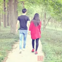 清晨感悟：人要學會放空自我，享受生活，因為余生很貴，失不再來。放空生活的方式很多，比如：聽歌、每日在車馬稀的小路散步、騎行、聽古琴曲，調暗的燈光，涂鴉抄詩、看書、欣賞花謝花開，潮起潮落，日出日落、專注做一件喜歡的事、沉浸在美食中等等……，都是可以讓我們奔跑的心靜下來，讓凌亂的思緒理清。其實我們想要的享受生活就在我們的身邊，成本很低。塵緣如夢，人隨心過，各位早上好！配圖
