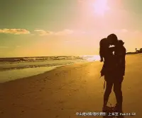 清晨感悟：腹有詩書氣自華，歲月從不敗美人，昨晚看了一個視頻，山東藍海大酒店安英董事長講話如行云流水、金句頻出、精彩難忘。生活中一個人不會表達和溝通，就會顯得木納和老實，甚至會被人欺負，所以說我們要學會善于表達，不但會做，還要會說，說比做更重要，好多人都是只會悶頭拉車，不會抬頭看路，為人嫁衣，才華埋沒，沒有得到應有的回報。交流和溝通，言語與表達，是我們生活中，必須學會的技能，不然到最后“吃虧”“難受”的是你。好歌分享，一首旋律優美的《這條街》，在清晨的時光分享給各位，歲月如水，時光如歌，歲月使我們成長改變，各位早上好！配圖
