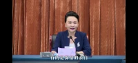清晨感悟：腹有詩書氣自華，歲月從不敗美人，昨晚看了一個視頻，山東藍海大酒店安英董事長講話如行云流水、金句頻出、精彩難忘。生活中一個人不會表達和溝通，就會顯得木納和老實，甚至會被人欺負，所以說我們要學會善于表達，不但會做，還要會說，說比做更重要，好多人都是只會悶頭拉車，不會抬頭看路，為人嫁衣，才華埋沒，沒有得到應有的回報。交流和溝通，言語與表達，是我們生活中，必須學會的技能，不然到最后“吃虧”“難受”的是你。好歌分享，一首旋律優美的《這條街》，在清晨的時光分享給各位，歲月如水，時光如歌，歲月使我們成長改變，各位早上好！配圖