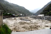 清晨感悟：你得承認(rèn)大自然的能量釋放，春夏秋冬，風(fēng)霜雨雪，萬物更迭，生生不息，到什么時候來什么！當(dāng)植物需要陽光時，久違的太陽露出了笑臉，當(dāng)大地旱的干裂時，雨神來了??。崇山、峻嶺、小河、流水，大自然給我們帶來了美景；洪水、地震、海嘯，水患，也帶來了深重的災(zāi)難和次災(zāi)難，幾天前四川省彭州市龍門鎮(zhèn)龍漕溝山洪突發(fā)，致使游客受傷和喪生，這是很悲哀的事情，證明人類在大自然的災(zāi)難面前還真是蒼白無力的。捫心自問，我們是否慢待了大自然，缺少了對大自然的敬畏！沐浴歡笑中，相聚把友送。望君多保重，情誼擁入夢。好歌分享，一首《祝你一路順風(fēng)》，送給遠行新疆的朋友，祝工作、生活雙美麗！哈哈??各位早上好！配圖