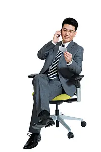 我認為一個人是否有氣質(zhì)，跟容貌，服飾，地位關(guān)系不是很大，無非就是做好三個方面，一是身姿正直，行走坐臥，挺胸抬頭，無關(guān)于個子高矮啊；二是干凈整潔，從頭到腳，穿衣戴帽，適合得體，整潔干凈，無關(guān)于名衣名品啊；三是內(nèi)存素養(yǎng)，為人處世豁達灑脫，敢作敢為，不卑不亢，無關(guān)于錢多錢少地位高低啊。這些最基本的你都做不到，就不要去談?wù)撌欠裼袣赓|(zhì)了！配圖