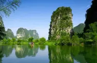 站在天地間，笑看紅塵多痛快；站在風云間，快樂隨著清風來；站在山水間，清靜皆是我胸懷；站在得失間，一心善念人青睞；站在流年里，慢走淺喜深深愛；人生在路上，輕擁時光享流年。配圖