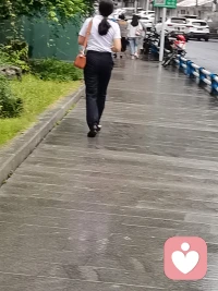 心情不好時，第一、需要尋找心情不好的原因，不能任其發展下去。第二、做一些運動，去散散步或者做體育鍛煉，寫下十件可以做到的事情，然后按照列表去做，來克服身體的惰性。第三、記錄自己的想法和感受。意識到苦悶、煩惱的原因，可以把它記錄下來，不時翻一翻。第四、尋找一些快樂的事情去做。看看書，聽聽音樂或出去逛逛，體驗一下新鮮玩意，看看電影或者買買自己喜歡的東西。第五、適當的宣泄情緒。多與朋友家人交流溝通，適當的哭一場或者去KTV唱歌，這些都是很好的一些發泄情緒方法。第六、回避令人討厭的人或環境，盡量不要去接觸它們。第七、學會深呼吸的方法。心情不好、緊張時，可以通過深呼吸來使身體放松，緩解心情緊張、壓抑的情緒。配圖
