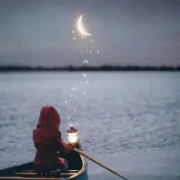 过了这么多年，我终于发现了那些让我喜欢的人的特质，他们总是生机勃勃的，有自己喜欢做的事情，不过多干涉别人的生活，懂得人际交往的边界，不四处炫耀自己所拥有的一切。他们言辞温和，与人为善，有适度的野心。容得下生命的不完美，也经得起世事的颠簸，将人生的一切都根植于生活。