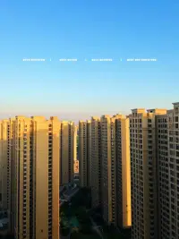 这个世界上没有不带伤的人。有时我们会经历一些场景，会突然打开我们内心的阀门，那些或屈辱或悲痛或难堪的情绪喷涌而出。你从来没想过前后的经历会如此相似，好像自己逃脱不了命运的魔咒一样。但其实对同一个人而言，有相似的境遇太正常了，但人不能两次踏入同一条河流，成长和成熟的标志意味着我们对自己的人生会有更多的掌控权。也许，我们都该对自己多点信心。