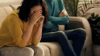 我们很多人都不具有容纳 “坏”的能力，因为我们自己就不可以犯这么多错，就不可以什么都不会。犯错会被惩罚，事情做不好，会被嫌弃。
所以看到伴侣有这些表现的时候，我们对自己坏的部分的防御，立马被激活。我们会打压和指责这些坏的部分，就像曾经有人对待我们一样。
我们会用这种方式，邀请对方进入我们的生命旅程，就像哆啦A梦的时光机，把他带到过去的某个特定的时空，在那里我们受过伤。
然后我们会和他演练很多遍，让他明白，我们受了什么伤。
怎么让他明白呢？我们怎么受伤的，我们就怎么让他受伤。
                                                                   ——读文偶摘