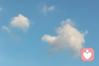 人与人的吸引和疏远往往充满偶然性，就像两片云，偶尔相遇又随风分开，这并不代表人不美、你不好，只是风向变了。