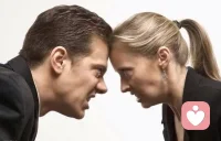 人，都活在關(guān)系中，并依賴關(guān)系。關(guān)系帶給我們幫助、鼓勵(lì)、快樂(lè)，也帶給我們沖突、誤解、煩惱。那怎么讓關(guān)系多些快樂(lè)少些煩惱呢？其實(shí)有一個(gè)既簡(jiǎn)單又不簡(jiǎn)單的方法：“我不知道”。只有你認(rèn)為自己不知道，你才不會(huì)用自己的判斷、評(píng)價(jià)，去給別人貼上標(biāo)簽，才不會(huì)用自己的觀念揣測(cè)別人的想法。只有你覺(jué)得自己不知道，你才會(huì)充滿好奇的去了解別人、理解別人。只有你不知道，你才有機(jī)會(huì)提升自己的觀點(diǎn)采擇能力。
每多一分執(zhí)著，就少一分空性
每少一分空性，就少一分智慧
每少一分智慧，就多一分煩惱
心理咨詢師：周生配圖