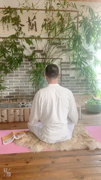 —每天靜坐半小時，傾聽自己內心真實聲音，找回強大的“心之力”，做回那個開心、綻放、原本具足的自己。配圖