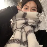 別貪心，你不可能什么都有；別自卑，你不可能什么都沒有。人有悲歡離合，月有陰晴圓缺。此事古難全。但愿人長久，千里共嬋娟。人無完人，我們自己也是。我們總有比別人強的地方，也總有不如人的地方，這都太正常不過了，苛求完美，就是典型的“庸人自擾。”時光不能回流，與自己和解，讓日子翻篇。

?