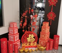 今天是2月9日，除夕。除夕要來到，祝福聲聲來報到：愿快樂常伴你左右，好運平安在前后，幸福甜蜜繞心頭，成功緊緊握在手，煩惱憂愁都趕走。祝除夕快樂！配圖