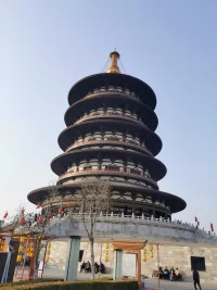 易中天教授曾說過：“中國教育的目標是望子成龍，方法是死記硬背，手段是不斷施壓。至于孩子是否善良、是否健康、是否快樂，沒人去想。”內卷的大環境下，家長們對孩子寄予厚望，讓孩子背負著沉重的壓力。家長應該把心態放平，做好孩子的減壓閥，用更長遠的眼光陪伴孩子健康成長。早安，朋友！配圖