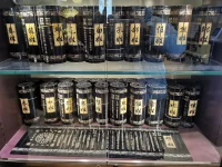 教育道路上，老師僅僅是知識(shí)的傳授者，而父母則是對(duì)孩子影響最為深遠(yuǎn)的人。一個(gè)好的老師，或許能夠影響孩子三、五年，但一個(gè)好的家長(zhǎng)，卻能影響孩子一輩子！校園之外，孩子的價(jià)值觀、品德、性格以及為人處世等關(guān)鍵方面都需要父母來(lái)教導(dǎo)。早安，朋友！配圖