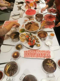 每一代的孩子，都有自己的命運。父母要做的，不是為孩子謀一條寬闊的光明路，而是不讓我們的焦慮成為阻礙他向前探索的荊棘。早安，朋友！配圖