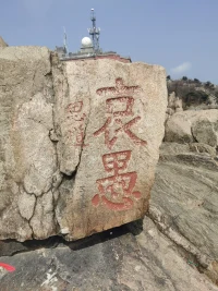 真正的富養，是用自身言傳身教，給孩子傳遞優良的品性、高素質的修養，以及正能量的精神。無論家里有沒有錢，父母都可以用格局和愛，給孩子托起一片天空。早安，朋友！配圖
