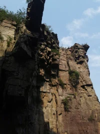 人大附中航天城學校校長周建華提醒千萬父母：小學重在陪伴、初中重在尊重、高中重在放手，家長投入的精力越往后應該越少。父母重視投資孩子當下，勝過未來倉惶補救。早安，朋友！配圖