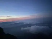很多時候，不是我們身體出現了什么問題，而是我們內心偏執的認知導致了負面情緒的產生。你不妨留意一下，那些對人生總是積極樂觀的人，通常都是健康且長壽的；而那些總是抱怨各種不順、挑剔、苛責的人，身心其實常常會處于亞健康或疾病的狀態。配圖