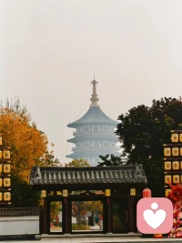 人的任何負(fù)面行為都可以理解為出于某種饑渴和傷害。饑渴包括對愛的饑渴，對認(rèn)可的饑渴和希望被人看到的饑渴……而受傷反映了成長期的最初階段。因?yàn)榻邮艿慕逃潜仨殙阂肿约旱奶煨赃_(dá)到順從，所以就會讓真正的自我受傷。配圖