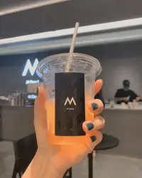 痛苦来自于评判，评判自己、评判别人，倾听者和心理咨询师不带任何评判，听见你的声音，看见你的情绪。