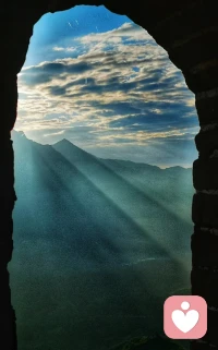 每个人都要应对不幸的事件，但每当这样的事件发生时，它们都是内心成长的机会，我们对他人会变得更仁慈。
然后，我们可以和孩子们分享自己最难过的时期，或者某位朋友或亲戚曾经发生过怎样令人悲哀的事情。
这些谈话将帮助孩子理解悲伤，让他们认识到自己并不孤单，艰难与苦痛是生活的一部分，我们能够超越它们。配图