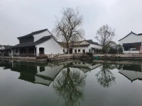 弗洛姆提出：
嬰兒的愛是“我愛因為我被愛”，
成年人的愛是“我被愛因為我愛”；
幼稚的愛是“我愛你因為我需要你”，
成熟的愛是“我需要你因為我愛你”。配圖